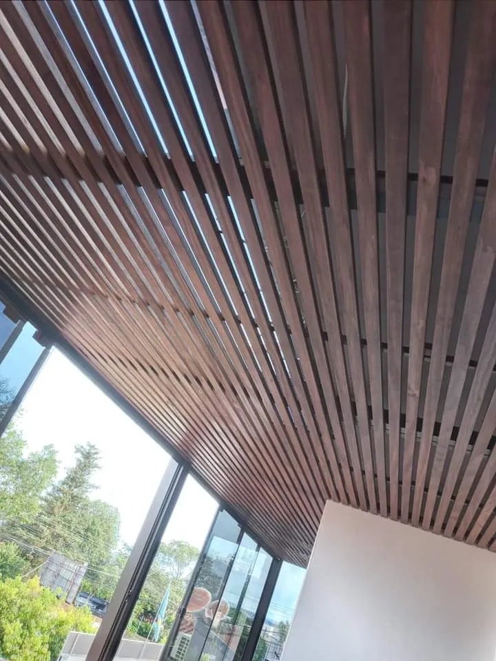 Parede ripada em madeira instalada em sala em São Paulo