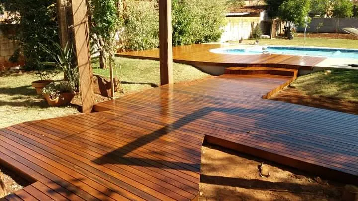 Deck de madeira instalado em área externa em São Paulo