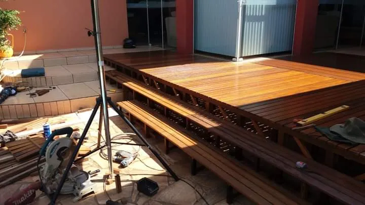 Deck de madeira em varanda de apartamento