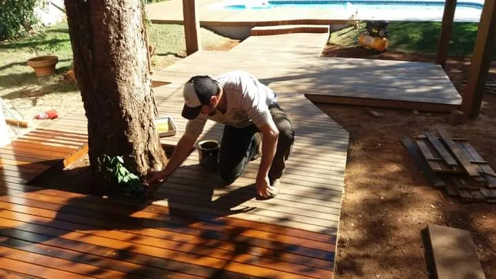 Deck de madeira em área externa com estrutura preparada