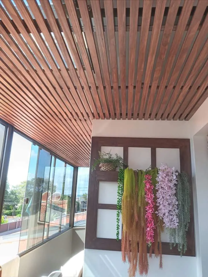 Detalhe do acabamento do painel ripado na parede