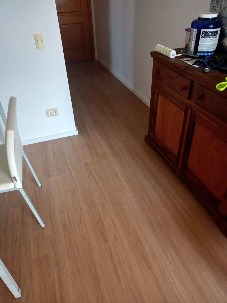 Ambiente com piso instalado e rodapé acabado