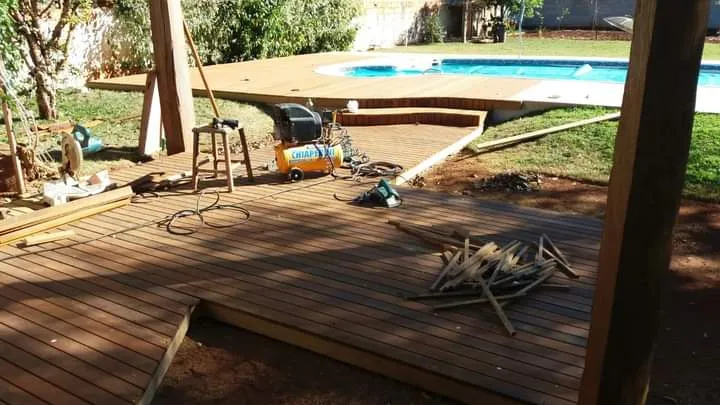 Área de lazer com deck de madeira instalado