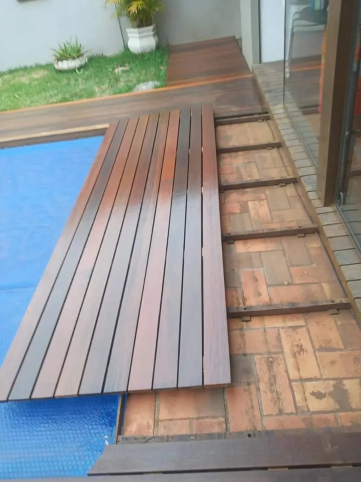 Detalhe do espaçamento entre as réguas do deck