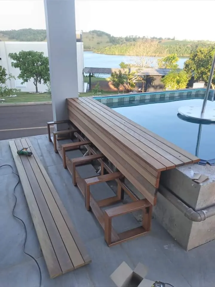 Deck de madeira no quintal com acabamento nas bordas