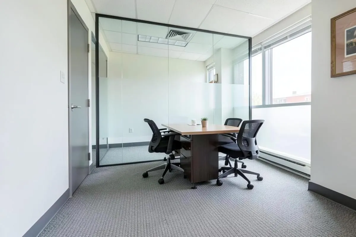 Sala comercial com carpete cinza instalado