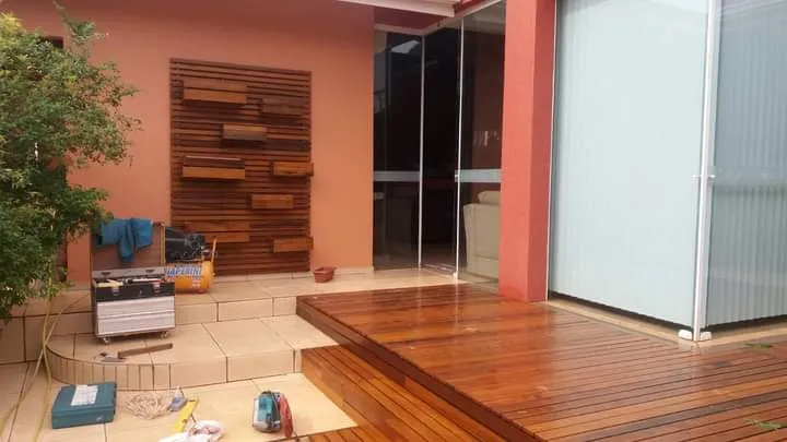 Ambiente residencial com réguas de madeira em tom mel
